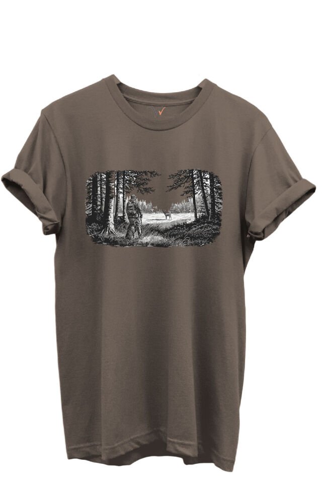 Avcı ve Geyik Orman Manzarası Çizim Baskılı %100 Pamuk Regular Fit Bisiklet Yaka Unisex T-shirt Kahverengi - 2XL