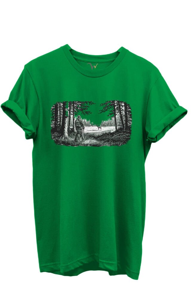 Avcı ve Geyik Orman Manzarası Çizim Baskılı %100 Pamuk Regular Fit Bisiklet Yaka Unisex T-shirt Yeşil - 3XL