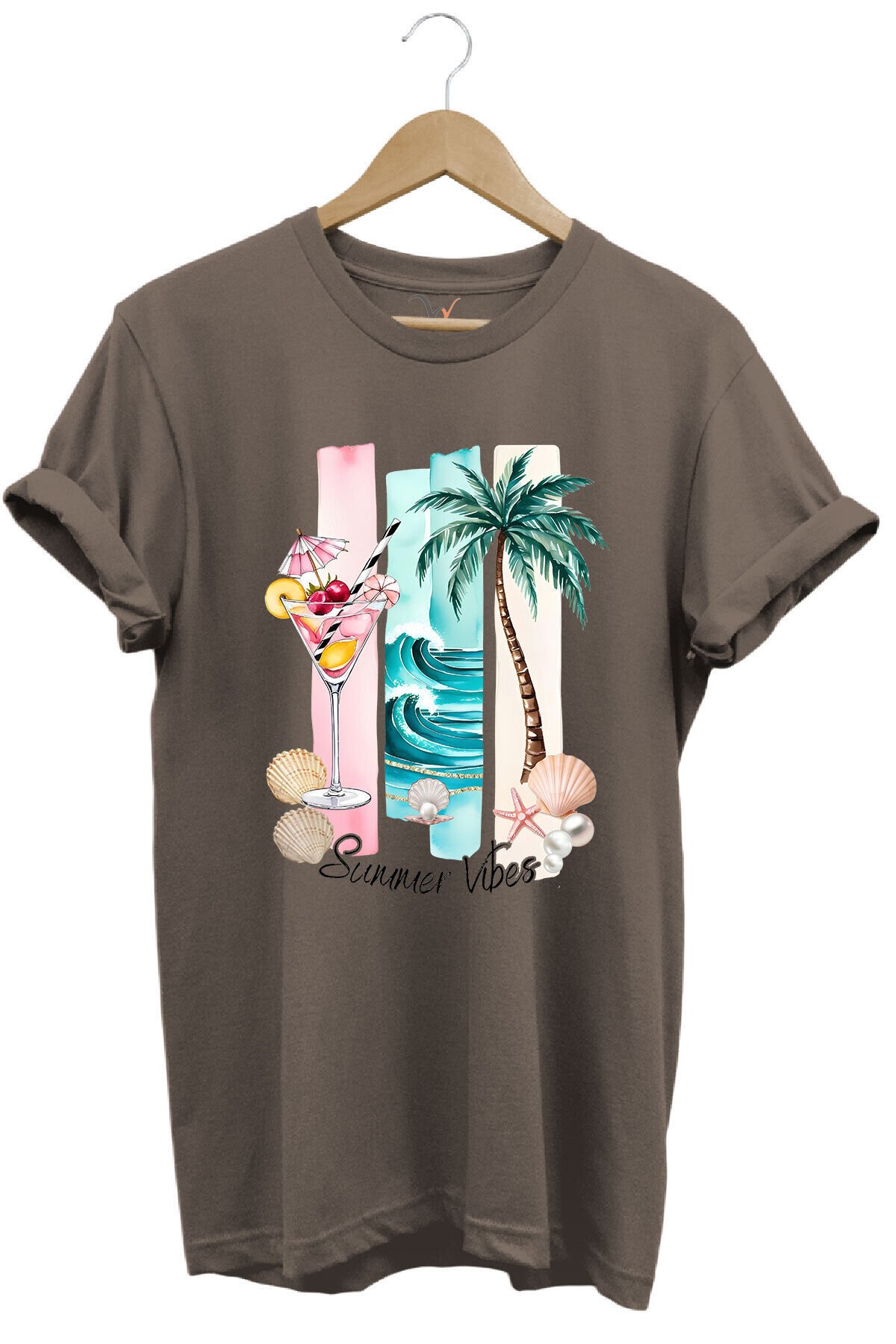 Summer Vibes Yaz Temalı Kokteyl, Palmiye ve Deniz Desenli %100 Pamuk Regular Fit T-Shirt Kahverengi - M