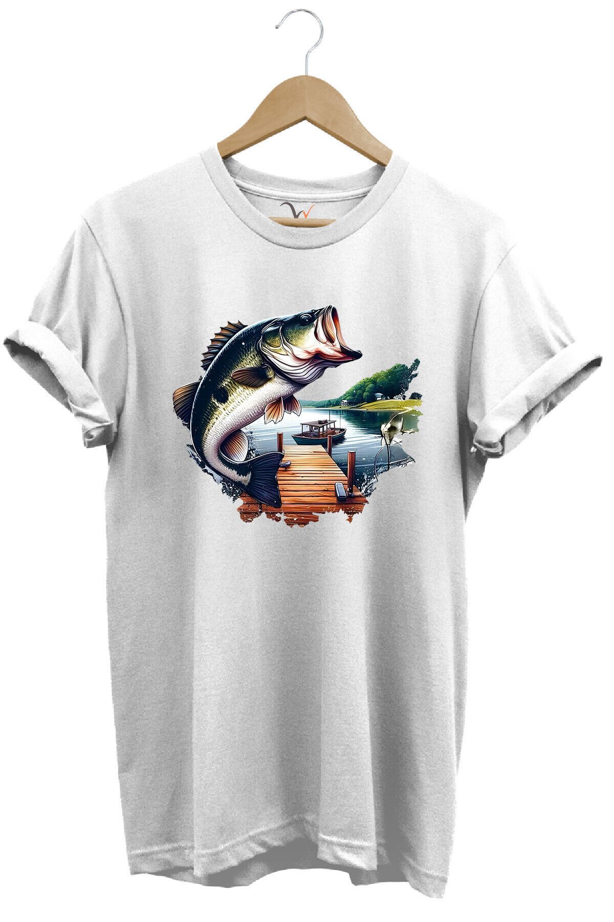 Balıkçılık Siyah Levrek Baskılı Manzara İskele ve Tekne Balıkçılığı %100 Pamuk Regular Fit T-Shirt Beyaz - 2XL