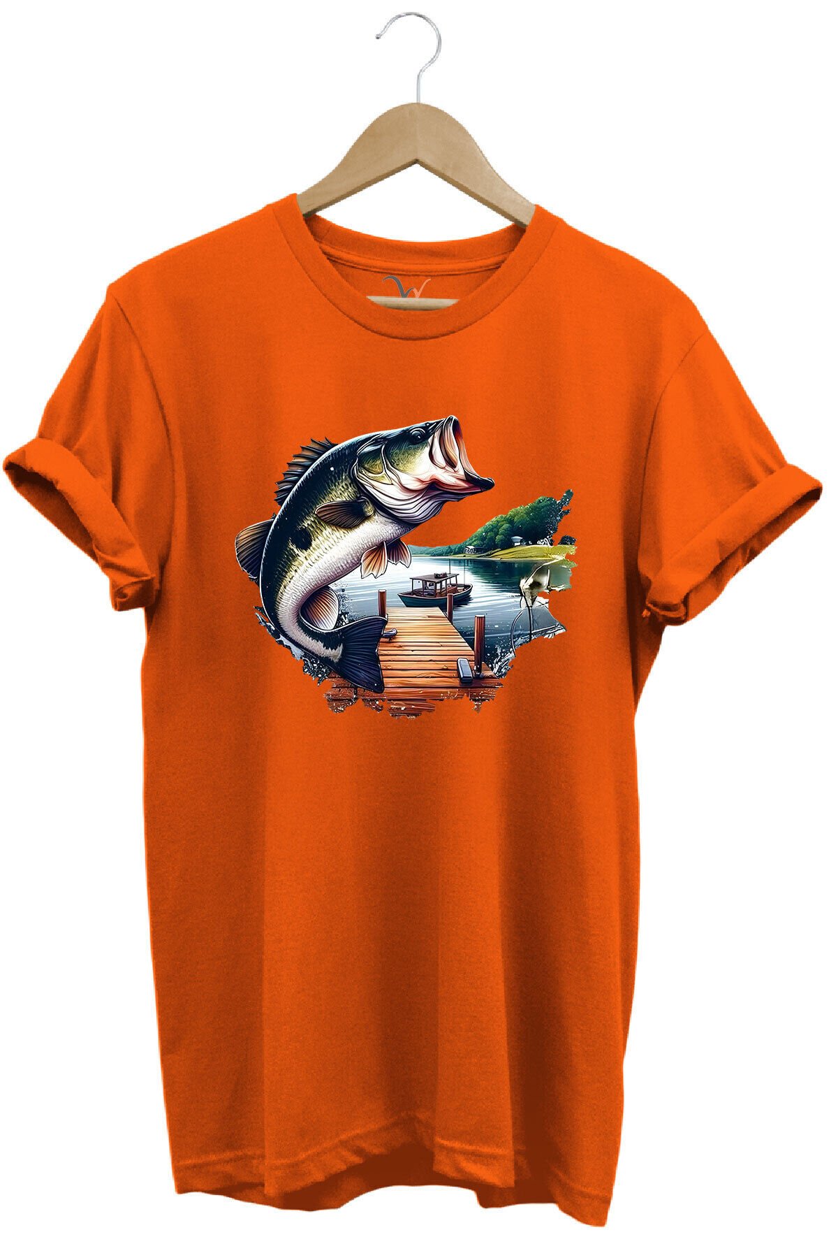 Balıkçılık Siyah Levrek Baskılı Manzara İskele ve Tekne Balıkçılığı %100 Pamuk Regular Fit T-Shirt Turuncu - M