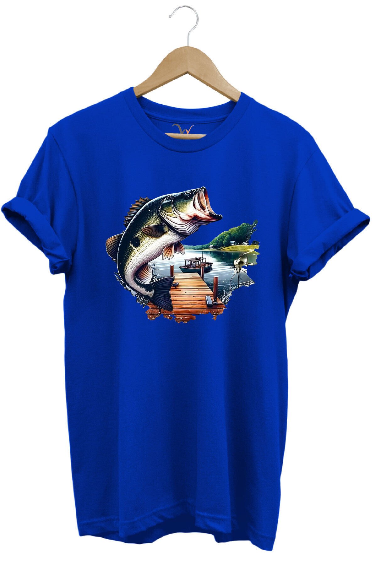 Balıkçılık Siyah Levrek Baskılı Manzara İskele ve Tekne Balıkçılığı %100 Pamuk Regular Fit T-Shirt Mavi - L