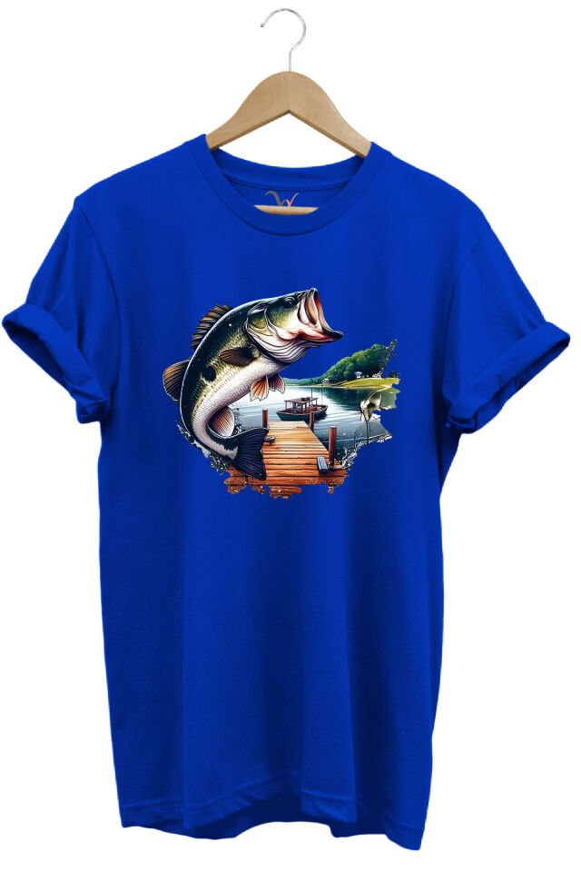 Balıkçılık Siyah Levrek Baskılı Manzara İskele ve Tekne Balıkçılığı %100 Pamuk Regular Fit T-Shirt Mavi - L