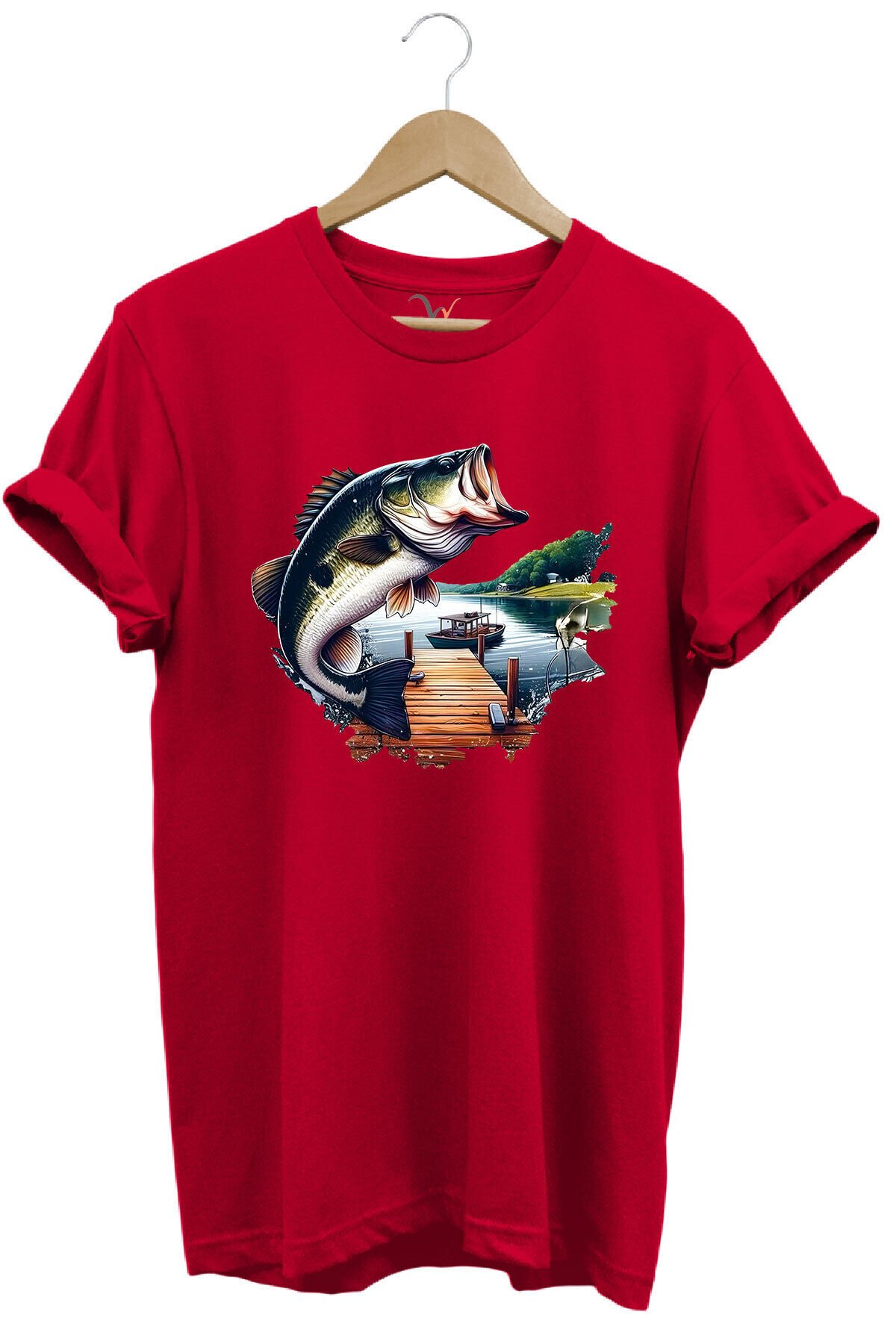 Balıkçılık Siyah Levrek Baskılı Manzara İskele ve Tekne Balıkçılığı %100 Pamuk Regular Fit T-Shirt Kırmızı - M