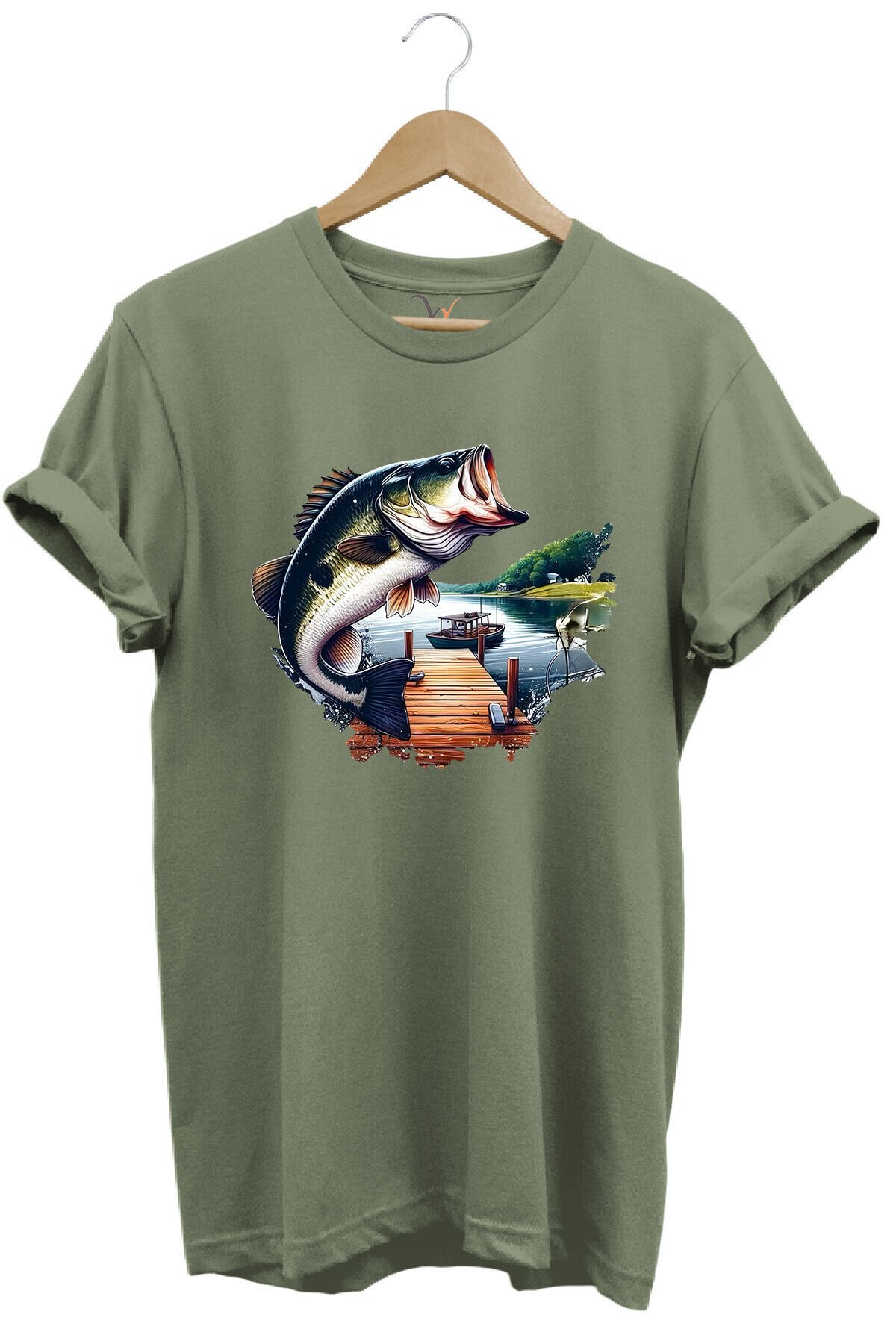 Balıkçılık Siyah Levrek Baskılı Manzara İskele ve Tekne Balıkçılığı %100 Pamuk Regular Fit T-Shirt Haki - M