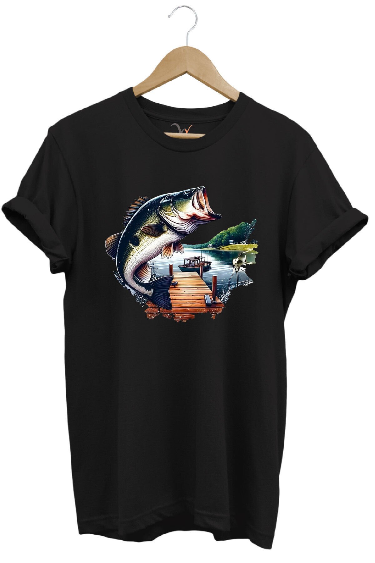Balıkçılık Siyah Levrek Baskılı Manzara İskele ve Tekne Balıkçılığı %100 Pamuk Regular Fit T-Shirt Siyah - 2XL